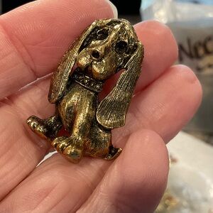 BRUSHED GOLD BASSETT HOUND PIN BROOCH VINTAGE 1960S